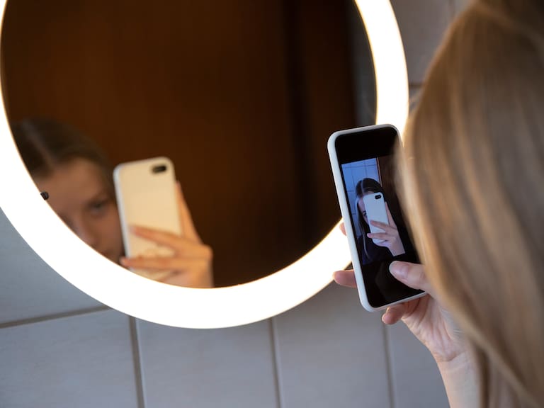 El narcisista vulnerable utiliza la fragilidad como herramienta. Su lema no es “soy el mejor”, sino “nadie sufre como yo”