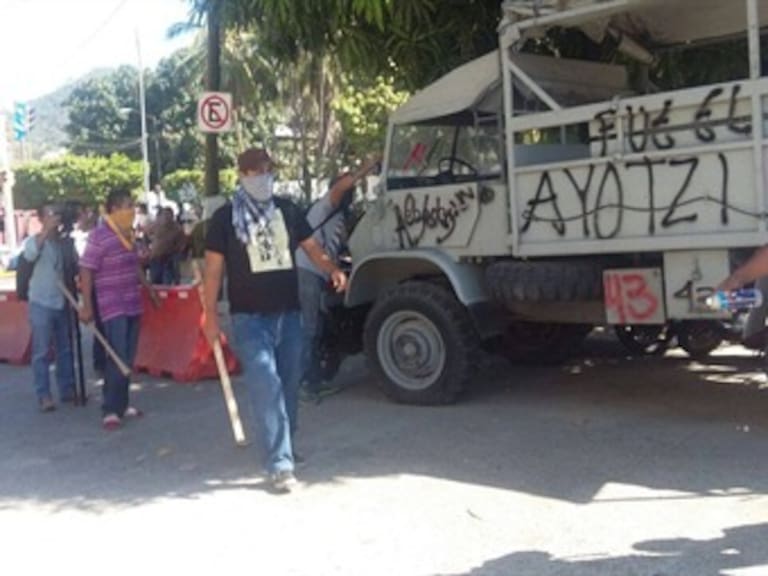&#8203;Toman cetegistas y normalistas simbólicamente cuarteles militares en Guerrero