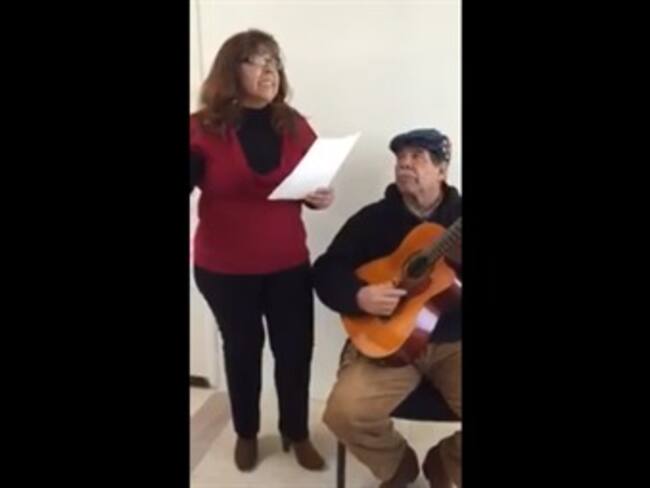 ¡Mujer dedica bolero a Humberto Moreira!