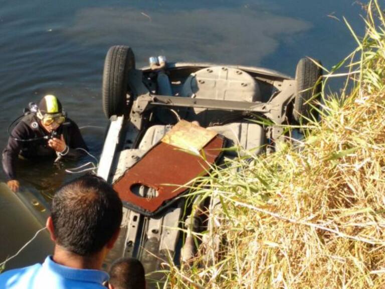 Lamentable saldo deja la volcadura de un auto en carretera El Zapote