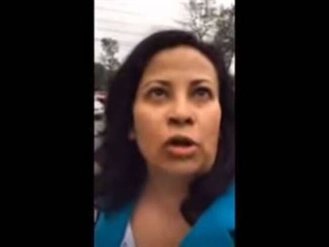 Cachan a mujer tirando basura y la llaman #LadyBasura