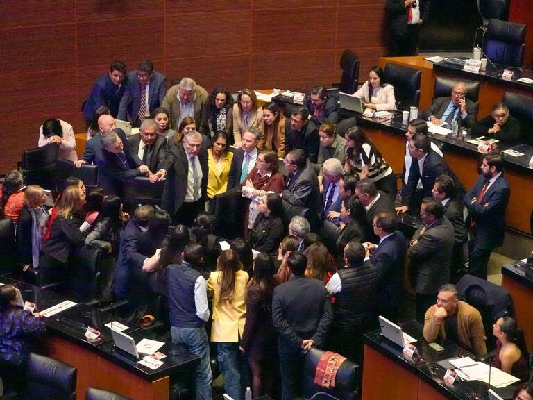 Los senadores de Morena encabezados por su coordinador Adán Augusto López durante la sesión para elegir a la nueva titular de la Comisión Nacional de Derechos Humanos. FOTO: ROGELIO MORALES/CUARTOSCURO.COM