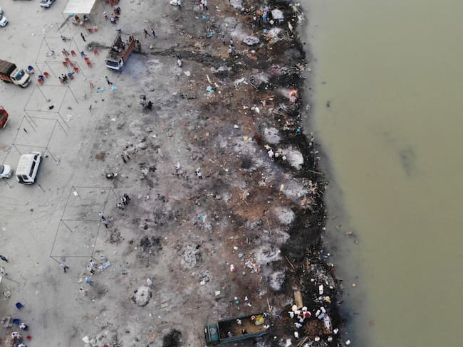 Rescatan 71 cuerpos de río de la India; serían víctimas de COVID-19