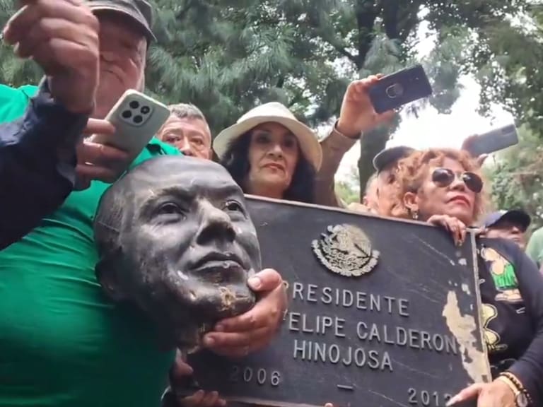 La estatua de Calderón ubicada en el Complejo Cultural Los Pinos fue vandalizada por ex trabajadores de Luz y Fuerza del Centro, hecho que Claudia Sheinbaum condenó.