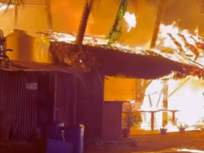 Incendio en Punta Zicatela: ¿Qué provocó el fuego que arrasó con decenas de comercios cerca de la playa?