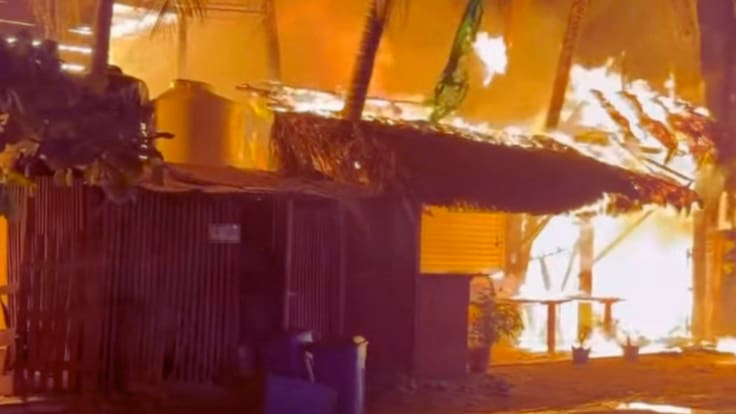 Incendio en Punta Zicatela: ¿Qué provocó el fuego que arrasó con decenas de comercios cerca de la playa?