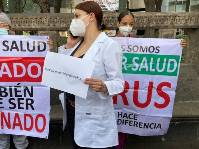 Sale personal médico a las calles a exigir nuevamente vacunación por COVID