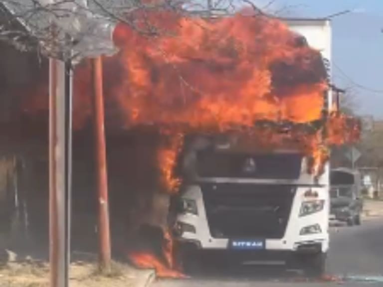 Desde las 9:30 de la mañana narcobloqueos estarían relacionados con un operativo federal en Jalisco que dejó personas detenidas.