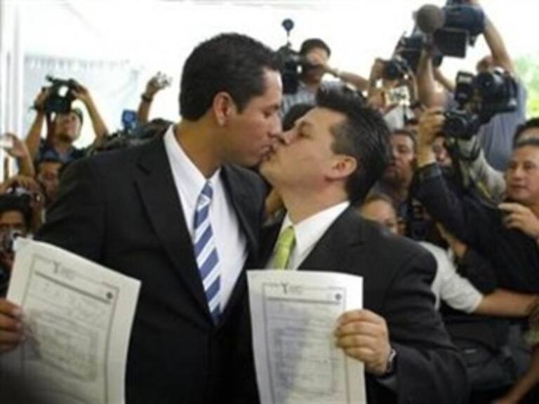 PAN retrasa aprobación de matrimonios gay