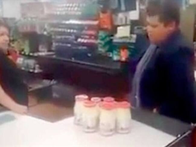 Cachan a pareja robando en un supermercado