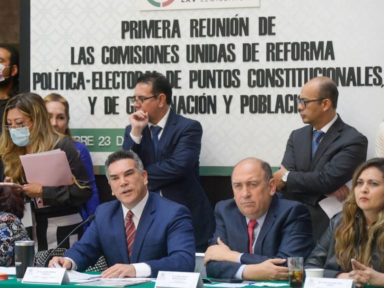 Diputados aprueban en comisiones Reforma Electoral que propone AMLO