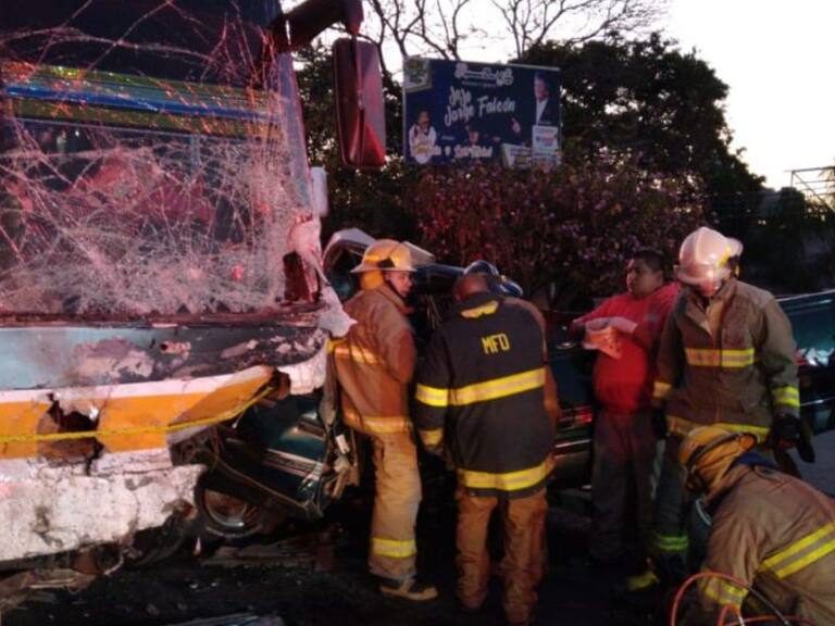 Choca autobús de pasajero en Santa Rosa-La Barca; hay 5 muertos