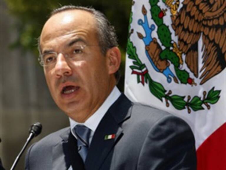 Todos están obligados a pagar impuestos, especialmente empresas: Calderón