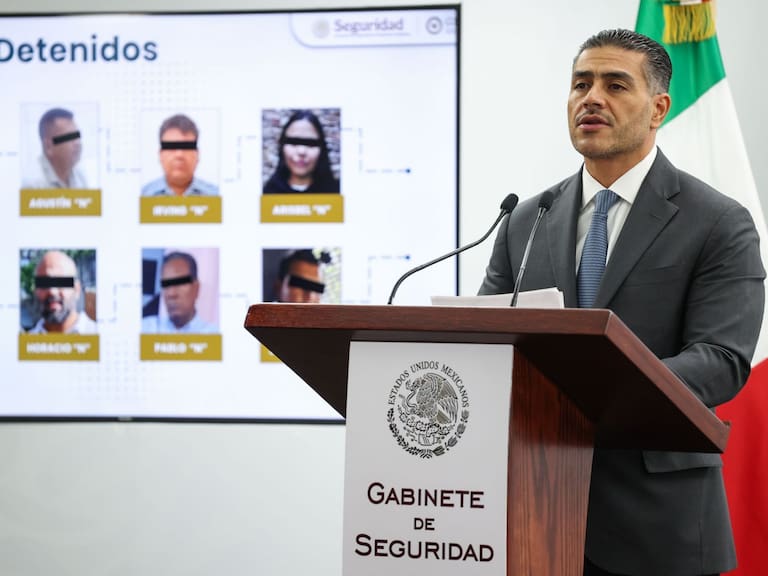 Conferencia de prensa referente a la detención de políticos acusados de extorsión y delincuencia organizada en el estado de Morelos.