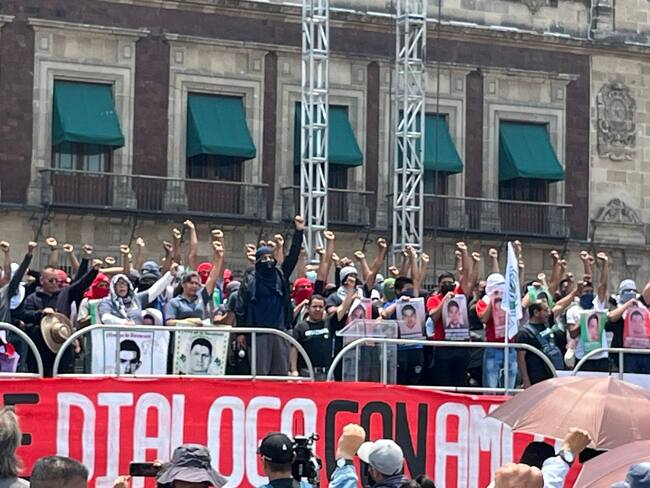 AMLO liga elecciones con ataques de normalistas de Ayotzinapa a Palacio Nacional 