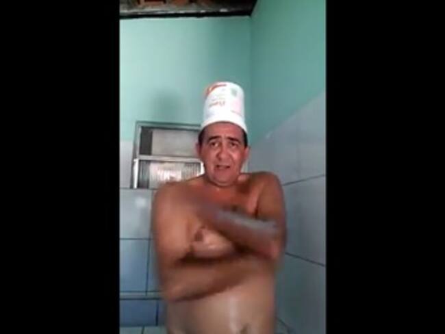 ¿Cómo bañarse con una sola cubeta?