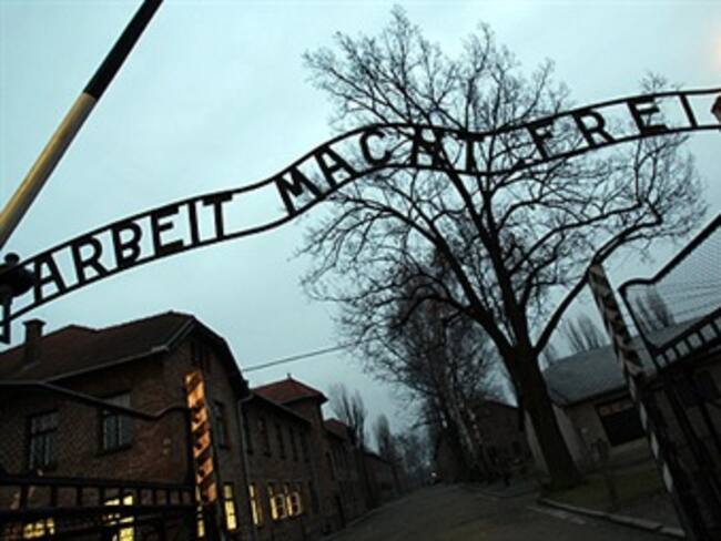 Roban inscripción de entrada de Auschwitz