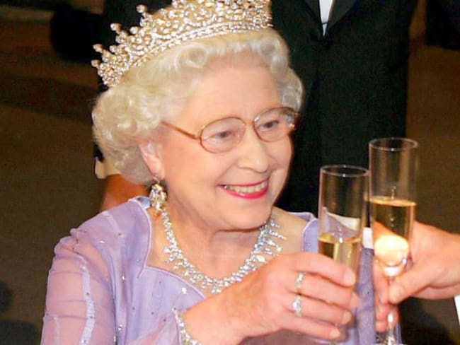 #AsíSopitas: 4 cocteles diarios; el secreto de la Reinal Isabel II para la longevidad