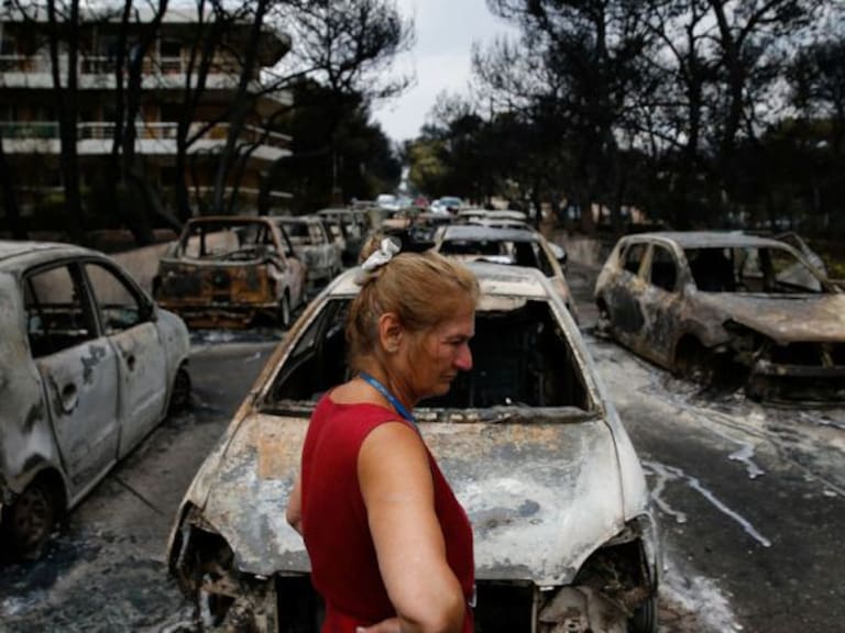 Así se ven los incendios de Grecia desde un avión