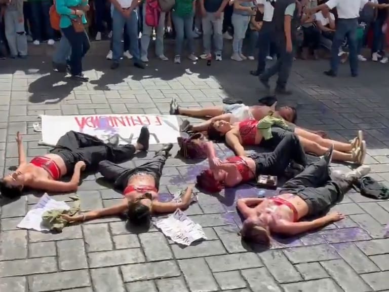 “Quienes estuvimos haciendo el performance fuimos arrastradas por jóvenes del servicio militar” durante el desfile en Morelos, señala activista.