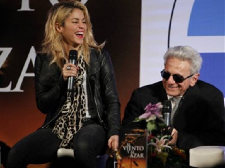 Asiste Shakira al lanzamiento del libro de su padre en Colombia