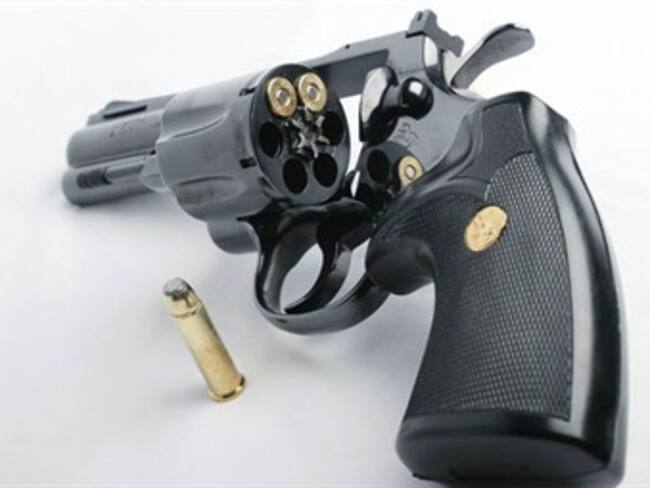 Obligan a familias a tener un arma de fuego en casa. Sargeto Rascón. 09/04/13