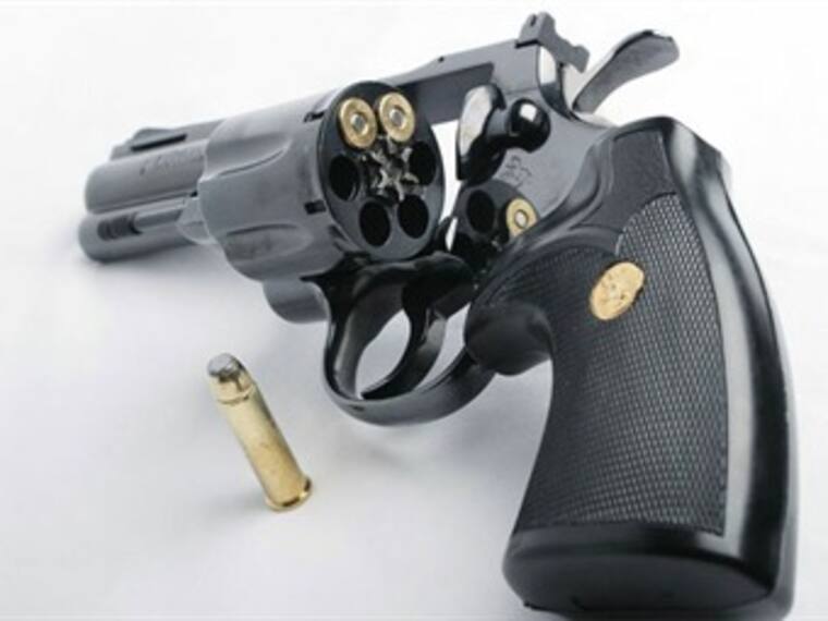 Obligan a familias a tener un arma de fuego en casa. Sargeto Rascón. 09/04/13