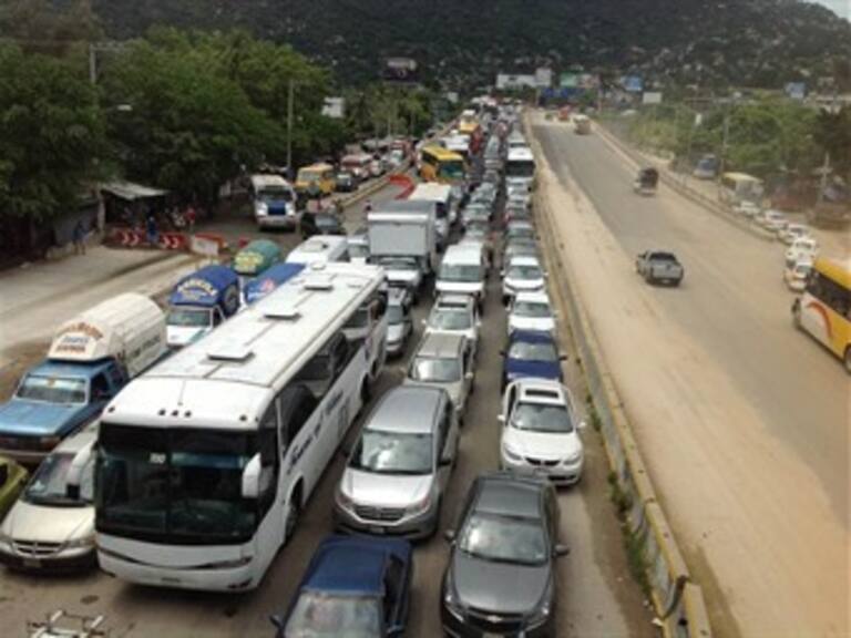 Levantan bloqueo en la Autopista del Sol