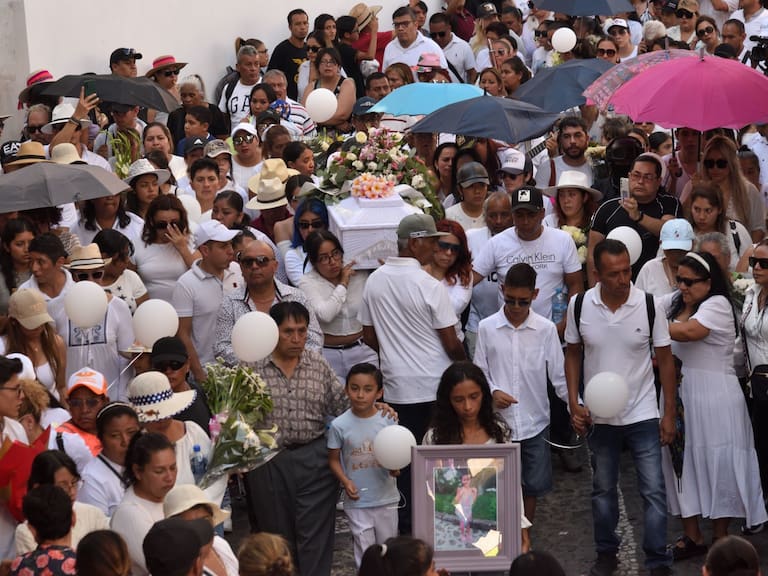 TAXCO, GUERRRERO, 29MARZO2024.- Familiares y pobladores de Taxco, Guerrero, se dieron cita para dar el último adiós a la “Princesa Camila”, menor de ocho años asesinada en días pasados en la localidad por dos presuntos secuestradores. El caso ocasionó que pobladores lincharan a los detenidos, lo que ocasionó el fallecimiento de una mujer debido a los golpes.
FOTO: CUARTOSCURO.COM