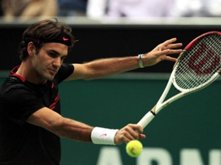 Inicia Federer con éxito la defensa del título ATP de Róterdam