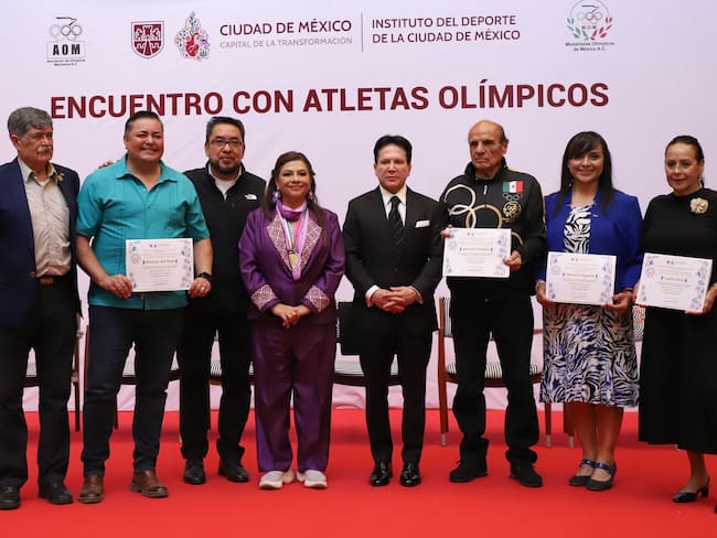 Clara Brugada homenajea a atletas olímpicos a 57 años de los Juegos Olímpicos del 68