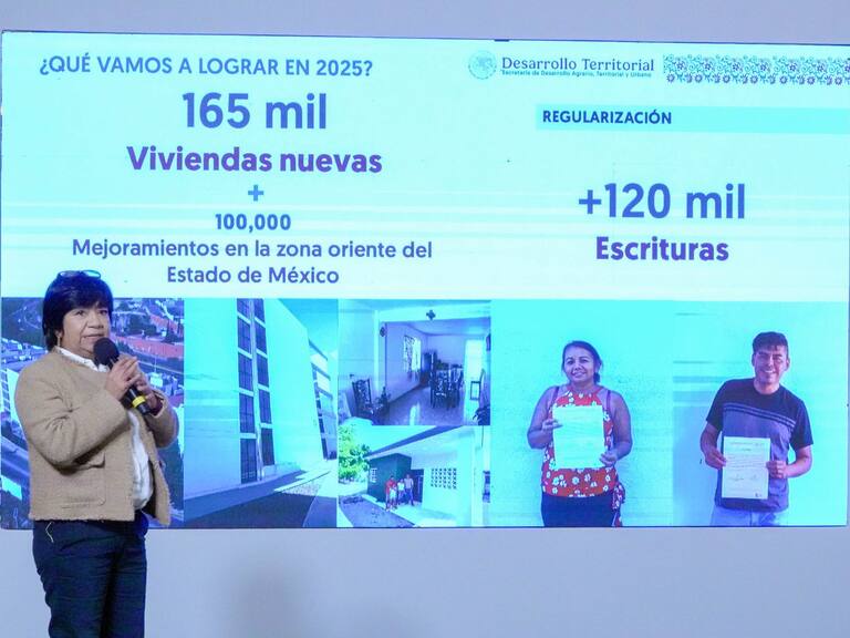 Edna Elena Vega Rangel, secretaria de Desarrollo Agrario, Territorial y Urbano, explica el plan que se aplicará para construir un millón de viviendas de interés social durante el sexenio FOTO: MOISÉS PABLO/CUARTOSCURO.COM