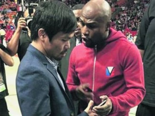 Se saludan Mayweather y Pacquiao en un partido de la NBA
