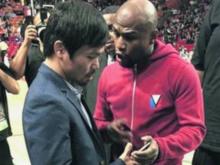 Se saludan Mayweather y Pacquiao en un partido de la NBA