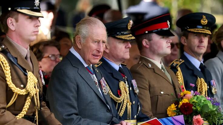 Rey Carlos III devela monumento LGBTIQ+ reconociendo a quienes fueran parte de las Fuerzas Armadas