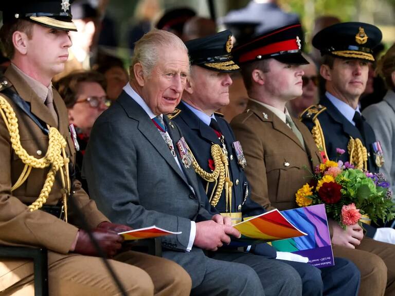 Rey Carlos devela monumento LGBT