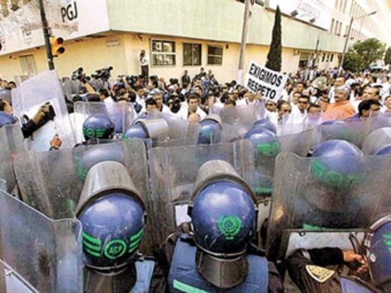 Bloquean manifestantes búnker de la PGJDF