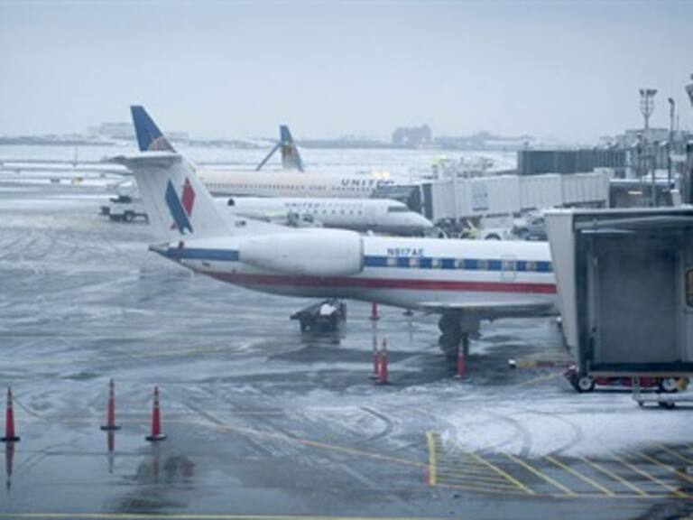 Retrasan y cancelan vuelos México-EU por tormenta invernal