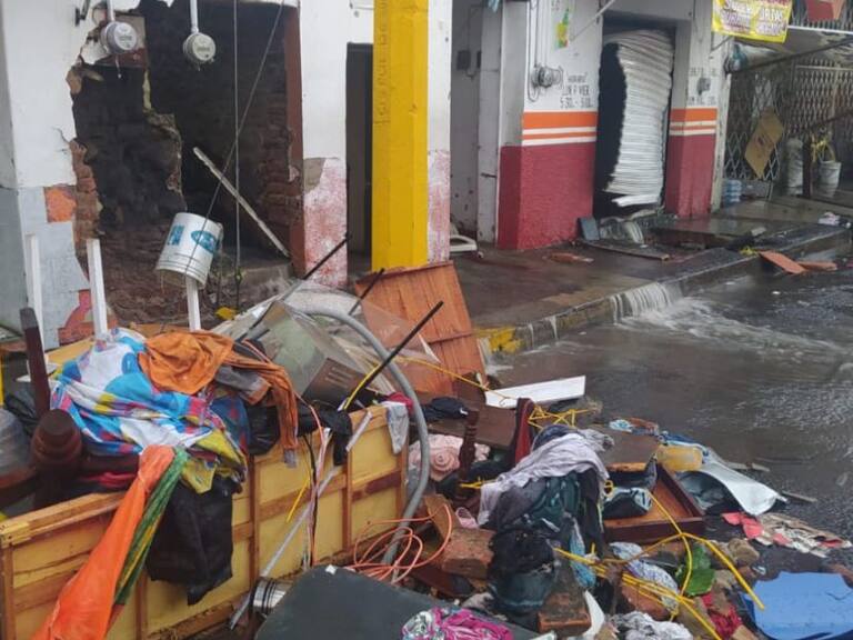 Inundación en Acatlán de Juárez afectó 14 casas