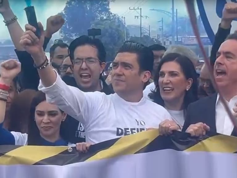 Integrantes del Partido Acción Nacional, encabezados por su presidente, se manifestaron en defensa del INAI, interrumpiendo la circulación en avenida Insurgentes.