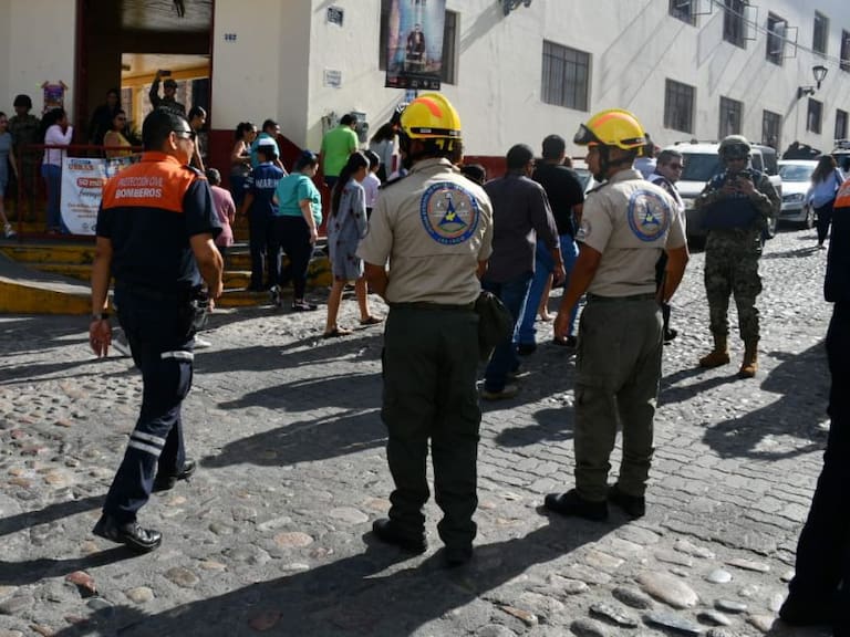 Evacuan a población de Puerto Vallarta por simulacro