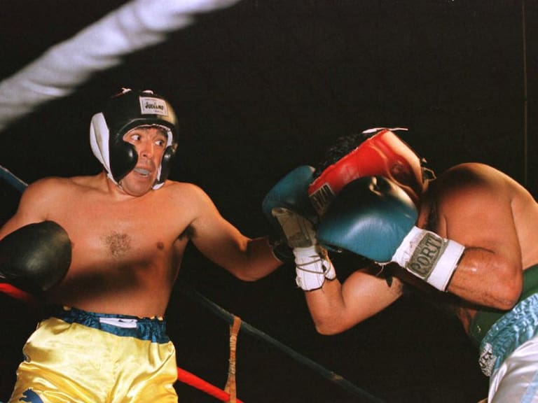 Maradona boxeando.