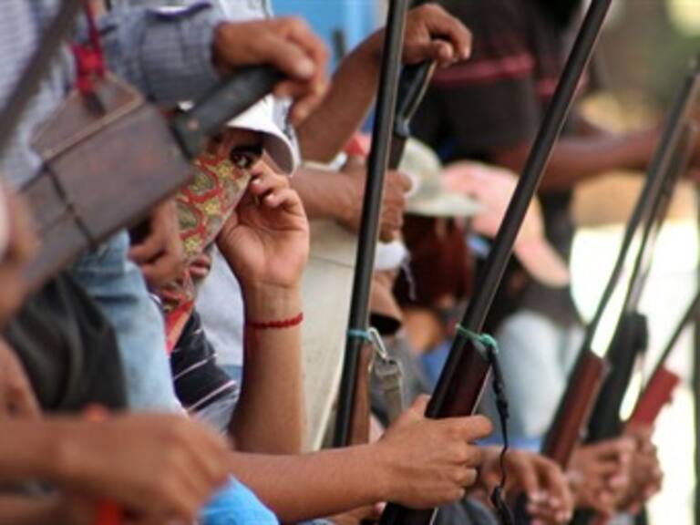 Marchan integrantes de autodefensa en Ayutla, Guerrero