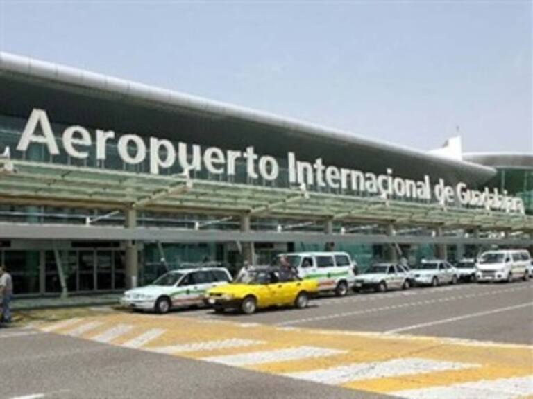 Afecta falsa alarma de bomba vuelos en Guadalajara