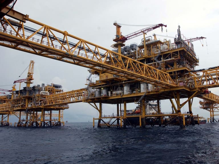 Empresarios del ramo petrolero advierten riesgo de detener sus operaciones en julio por falta de pagos. FOTO: PEMEX/CUARTOSCURO.COM