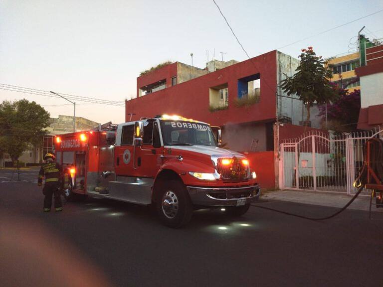 Bomberos sofocan incendio en Guadalajara
