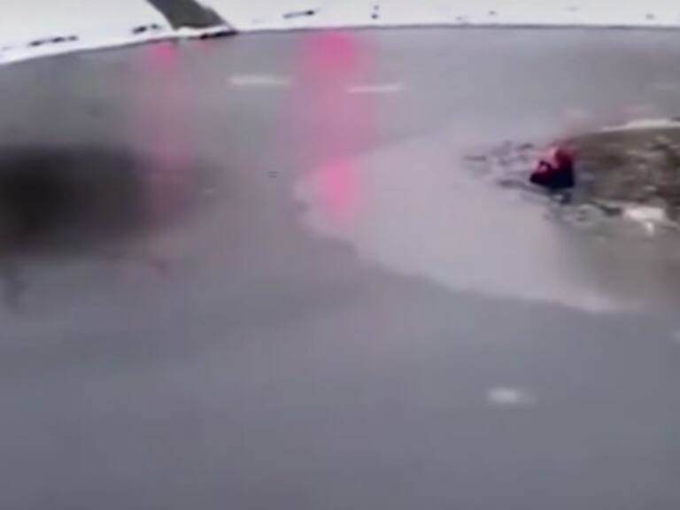 Tremendo susto se llevó un niño al quedarse atrapado en un lago congelado