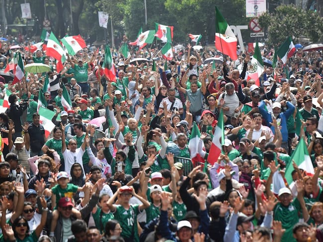 México celebra en el Ángel de la Independencia entre cascaritas, mariachi y un inesperado aguafiestas