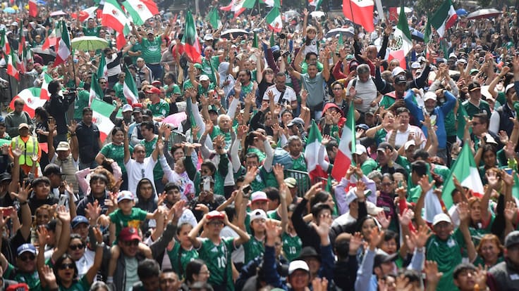 México celebra en el Ángel de la Independencia entre cascaritas, mariachi y un inesperado aguafiestas