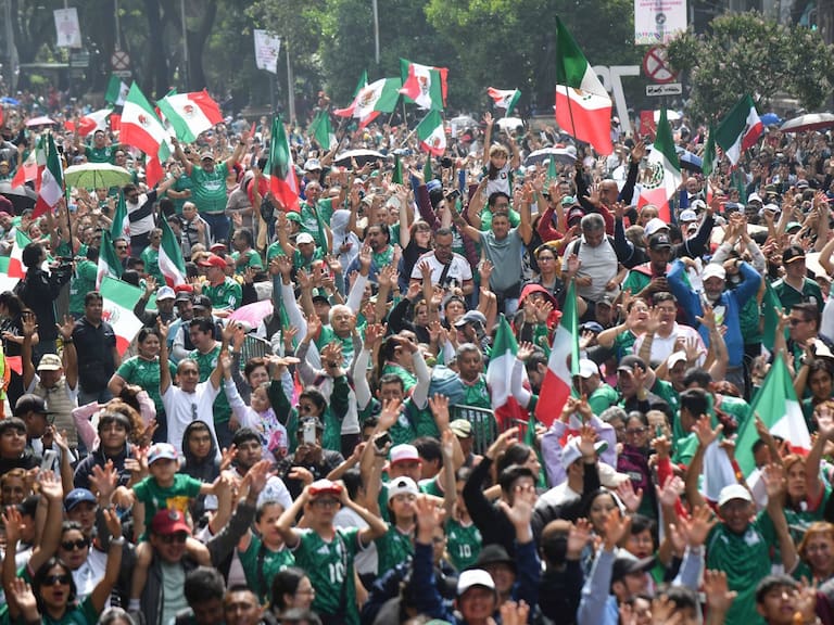 México celebra en el Ángel de la Independencia entre cascaritas, mariachi y un inesperado aguafiestas
